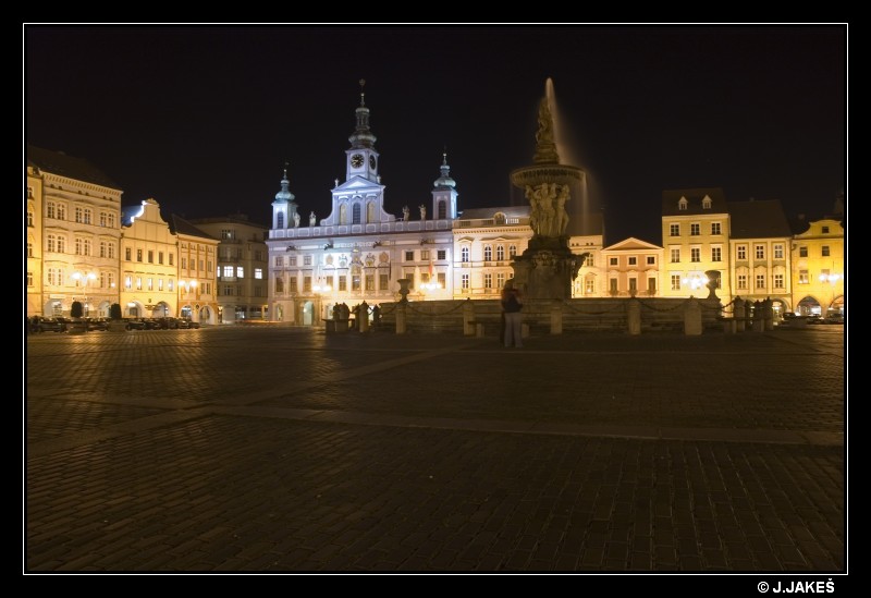 Českobudějovické náměstí s kašnou